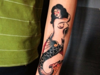 Татуировка русалки на руке