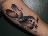 Татуировка головы зайца на руке