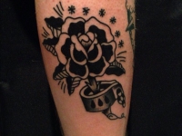 Татуировка розы закованной в кандалы на руке