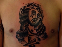 Татуировка плачущего мужчины на груди