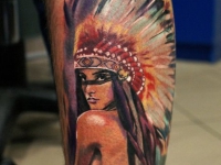 Татуировка в виде девушки в головном уборе индейцев  на ноге