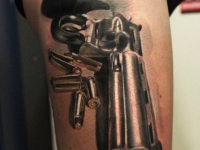 Татуировка револьвера на руке