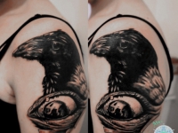 Татуировка ворона и глаз на плече