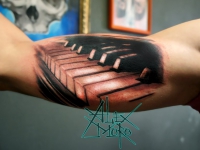 Татуировка клавиши на плече