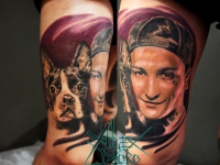Татуировка портрет с собакой на бедре
