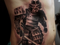 Татуировка воин с мечом на животе