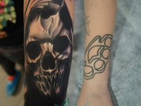 Татуировка череп на руке
