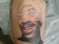 Татуировка портрет на бедре