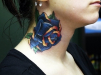 Татуировка сине-золотая роза на шее