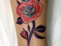 Тату роза с фиолетовым стеблем на руке