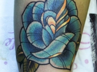 Татуировка голубая роза на предплечье
