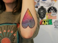 Тату разукрашенное сердечко возле локтя девушки