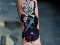 Татуировка женщина с виолончелью на предплечье