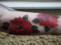 Татуировка розы на плече