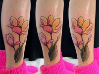 Татуировка цветок на голени