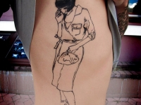 Татуировка девушка с сумочкой на боку