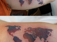 Татуировка карта мира на плече