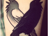 Татуировка чёрная и белая вороны