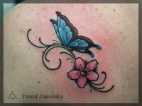 Татуировка бабочка на цветке