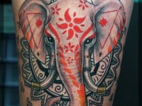 Татуировка слон на бедре