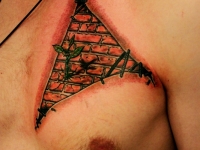 Татуировка кирпичная стена на груди