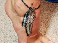 Татуировка браслет с перьями на голеностопе