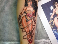 Тату красивая девушка с веревкой в нижнем белье