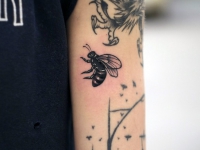 Тату летящая пчела на руке