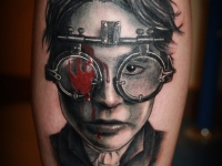 Татуировка портрет в очках на локте