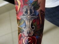 Татуировка крест с розами на предплечье