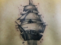 Татуировка корабль на спине