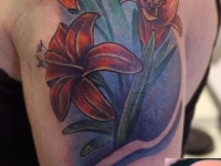 Татуировка лилии на плече