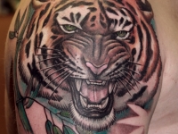 Татуировка голова тигра на плече