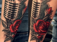 Татуировка микрофон и роза на предплечье