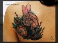 Татуировка кролик с часами на лопатке