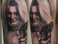 Татуировка девушка с пистолетом на плече