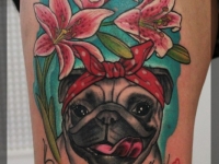 Татуировка голова собаки с цветами на бедре