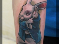 Татуировка кролик с часами на предплечье