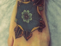 Татуировка красивый цветок на стопе