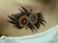 Татуировка цветок на груди