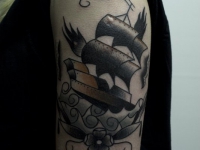 Татуировка корабль на плече