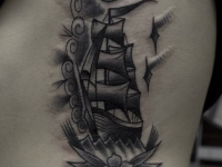 Татуировка корабль на боку