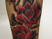 Татуировка цветок на икре