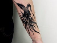 Татуировка осьминог на руке