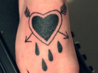 Татуировка сердце на стопе