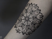 Татуировка оригинальный цветок на предплечье
