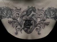 Татуировка сердца в виде дома с окошком на груди