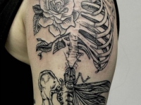 Татуировка на плече скелет с розой на ребрах