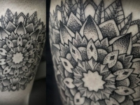 Татуировка узор в виде цветка из черных линий на руке