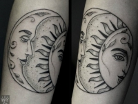 Татуировка солнца и месяца на руке